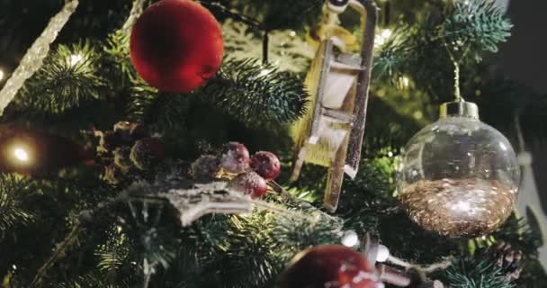 velký transparentní vánoční stromeček koule plná zlaté tinsel - Záběry, video