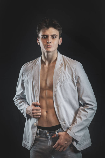 Sexy elegante forte sensuale muscolare giovane macho uomo con t nudo
 - Foto, immagini