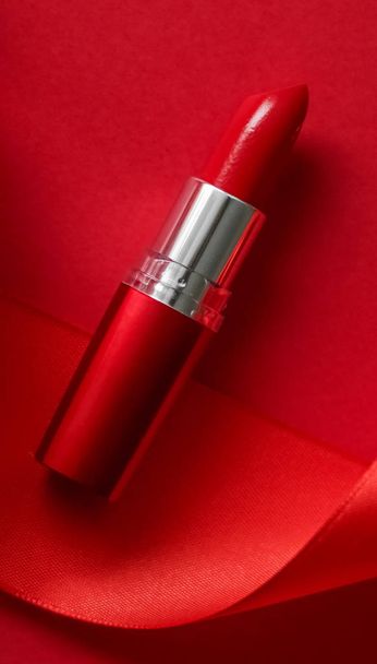 Luxus rúzs és selyem szalag piros nyaralás háttér, hogy- - Fotó, kép
