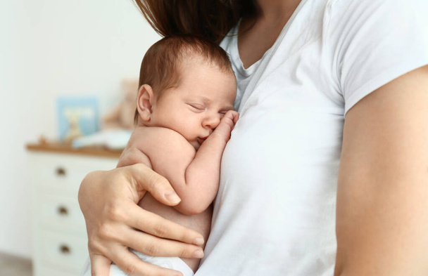 Young mother with her cute baby at home - Foto, Bild