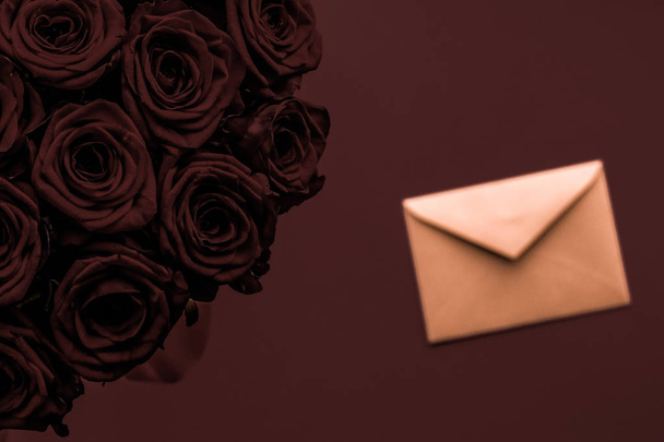Love letter and flowers delivery on Valentines Day, luxury bouqu - Foto, afbeelding