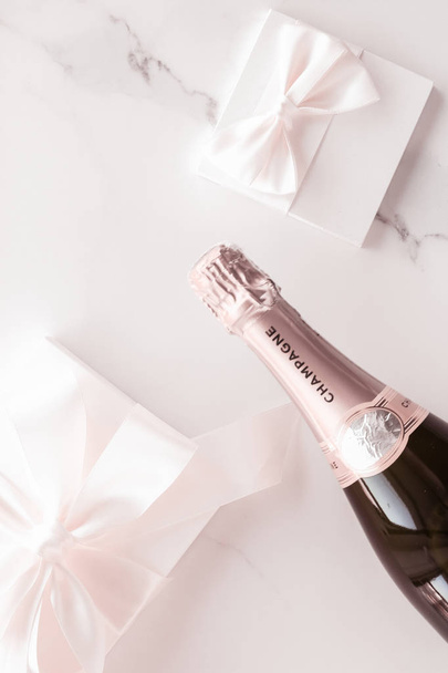 Botella de champán y caja de regalo en mármol, Año Nuevo, Navidad, V
 - Foto, imagen