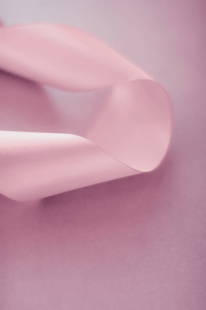 Abstrakcyjna wstążka jedwabna na różowym tle, ekskluzywny luksus  - Zdjęcie, obraz
