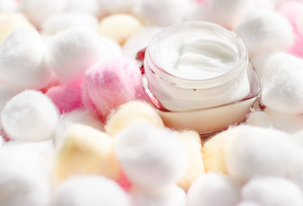 Luxe gezichtscrème voor de gevoelige huid en eco katoenen ballen op bac - Foto, afbeelding