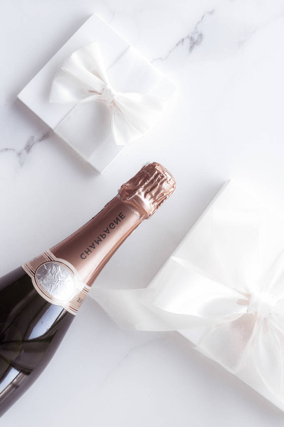 Láhev šampaňského a dárková krabice na mramoru, Nový rok, Vánoce, V - Fotografie, Obrázek