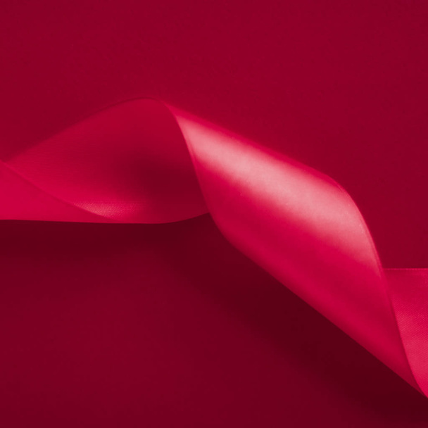 abstraktes, lockiges Seidenband auf rosa Hintergrund, exklusiver Luxus  - Foto, Bild