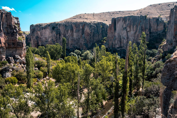 Ihlaran laakso Turkissa, tunnettu nimellä "Ihlara Vadisi" turkiksi, laakso on suurin kanjoni ja siinä on vihreät puut ja pieni joki
 - Valokuva, kuva