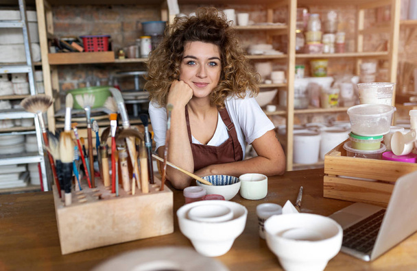 Portrait of woman pottery artist in art studio - Foto, Imagen