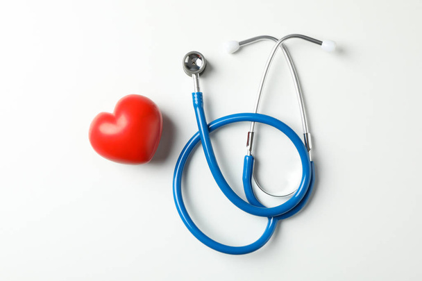 Stetoskop a srdce na bílém pozadí, prostor pro text - Fotografie, Obrázek