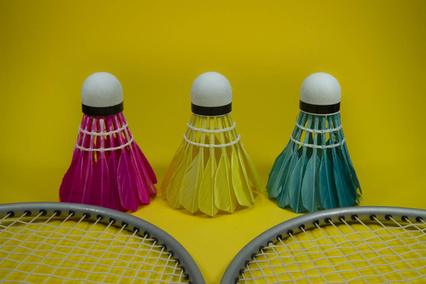 Badminton raketleri ve tüylü mekik - Fotoğraf, Görsel