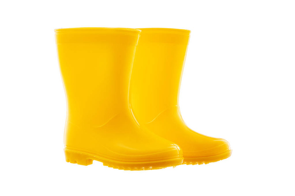 Stivali da pioggia in gomma gialla per bambini isolati su sfondo bianco
 - Foto, immagini