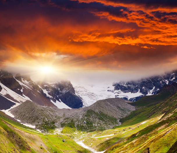 majestueuze kleurrijke zonsondergang in het landschap van bergen. - Foto, afbeelding