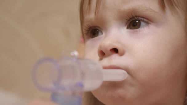 Çocuk hasta ve astım spreyinden nefes alıyor. Yürüyen çocuk grip tedavisini solunum buharı soluyarak yapıyor. Hastanede yüzünde solunum maskesiyle tedavi edilen küçük bir kız.. - Video, Çekim