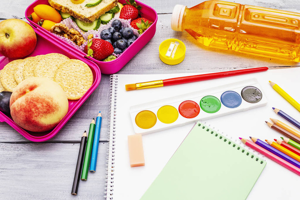 School lunch box with school supplies - Foto, Bild