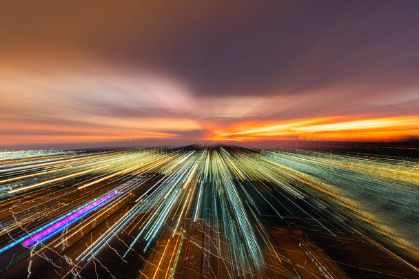 Biegnący nacisk na nadmorskie miasto na kolorowe zachmurzone tło nieba o zmierzchu - Zdjęcie, obraz