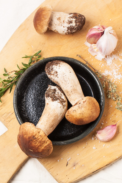 Cep mushrooms with garlic - Zdjęcie, obraz