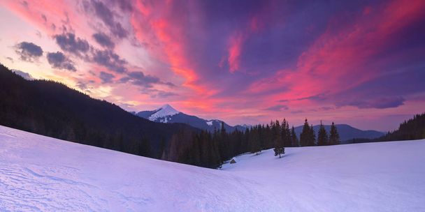 Сказочный зимний пейзаж с красочным закатом
 - Фото, изображение