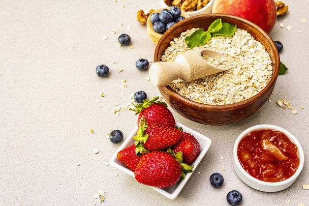 cereales y varios ingredientes deliciosos para el desayuno
 - Foto, Imagen