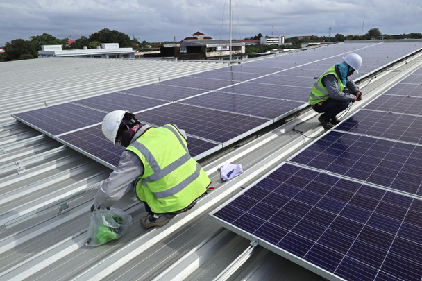 Technicien Câble de connexion de toit solaire
 - Photo, image