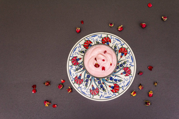 Нежный кремовый десерт. Традиционная турецкая съедобная роза, лепестки цветов
 - Фото, изображение