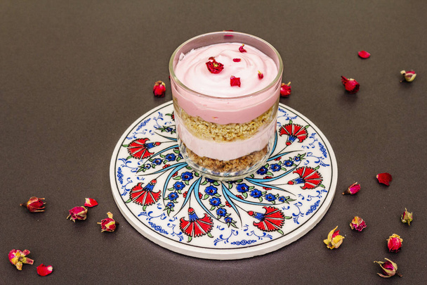 Délicieux dessert à la crème. Rose traditionnelle turque comestible, pétales de fleurs
 - Photo, image