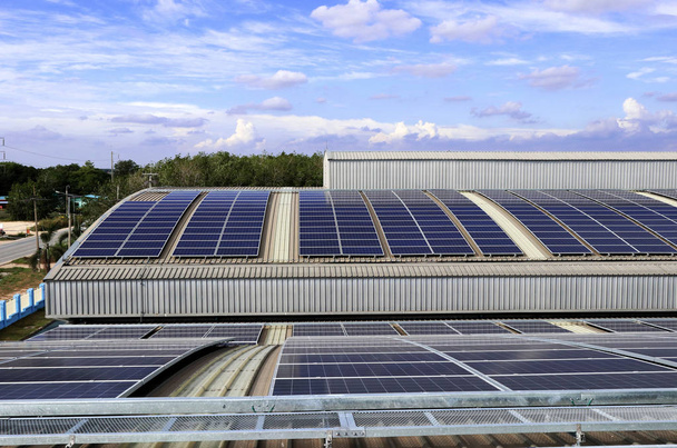 Techo solar fotovoltaico en Curve Roof bajo el hermoso cielo
 - Foto, Imagen
