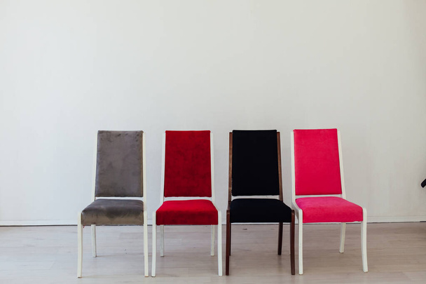 cztery krzesła stoją w pustym białym pokoju - Zdjęcie, obraz