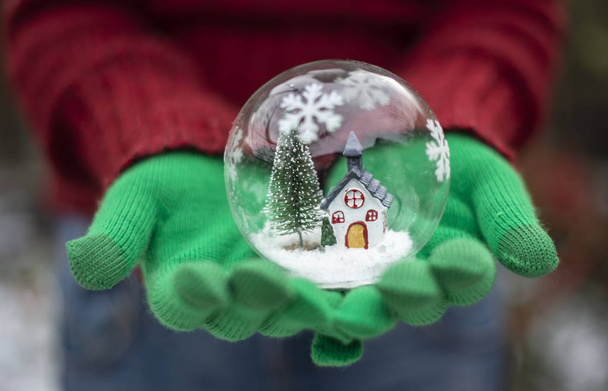 Crystal vánoční ples s domem a sněhem uvnitř.  - Fotografie, Obrázek