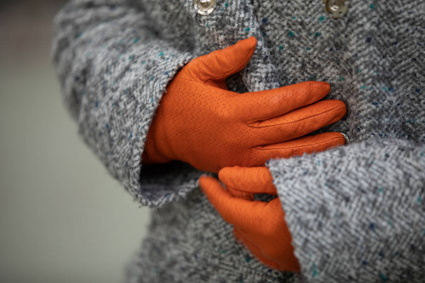 Tyttö oranssi klassinen käsineet ja hanhi jalka takki
 - Valokuva, kuva