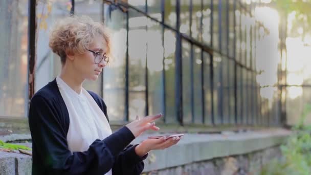 Blondine verwendet Hologramm denken anders - Filmmaterial, Video