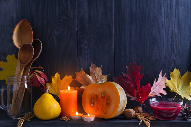 Herbstblätter, Kürbisse, Kochlöffel auf schwarzem Hintergrund. Erntedank-Herbstkonzept. Gemütliche herbstliche Speisekarte. Kopierraum - Foto, Bild