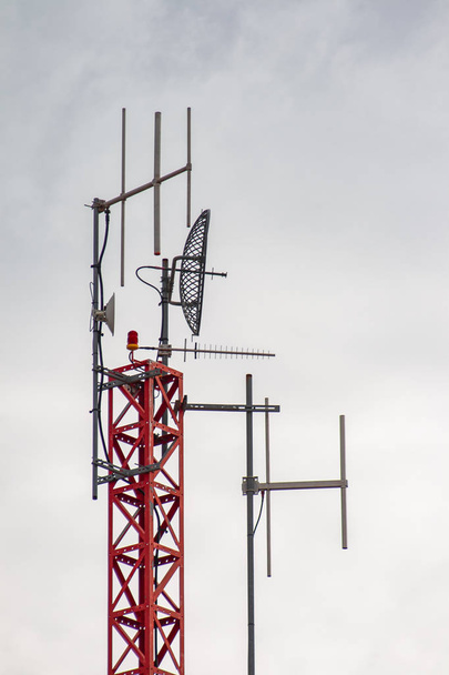 Torre de telecomunicaciones de teléfono móvil rojo y blanco
 - Foto, imagen