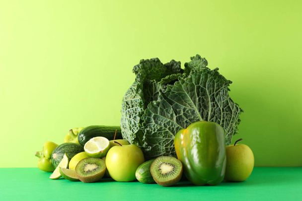 Legumes e frutas no fundo verde, espaço de cópia
 - Foto, Imagem