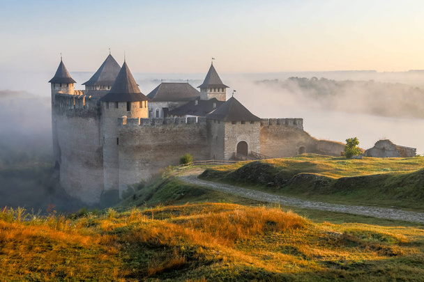 Średniowieczna twierdza, Zachodnia Ukraina, Khotyn - Zdjęcie, obraz