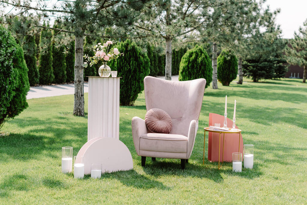 Stílusos és kényelmes szék rózsaszín a kertben. - Fotó, kép
