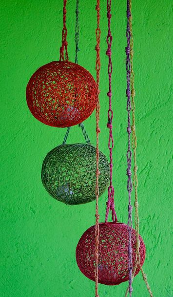 Coloridos lnaterns con fondo de pared verde
  - Foto, Imagen