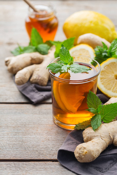 Ginger tea with lemon, mint and honey for flu cold - Foto, imagen