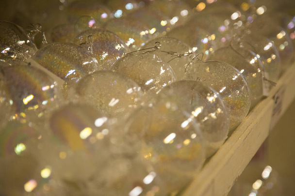 bolas de Natal de vidro empilhadas em uma prateleira de uma loja de decoração
 - Foto, Imagem
