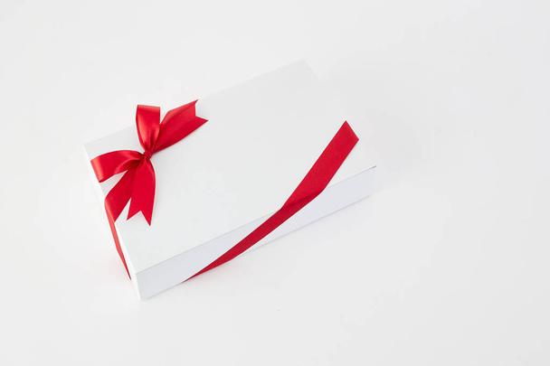 Red ribbon gift box on the white - Фото, зображення