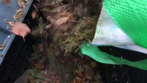 samice vyprazdňuje kýbl s kuchyňským odpadem do kompostu - Záběry, video