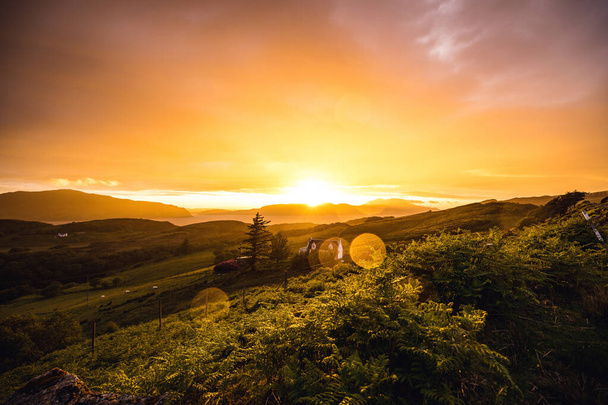 Красивый живописный пейзаж Шотландии Природа с красивым закатом солнца небо
. - Фото, изображение