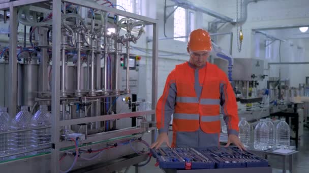 retrato del ingeniero de fábrica en casco y monos con herramientas para renovar el hardware de la planta
 - Metraje, vídeo