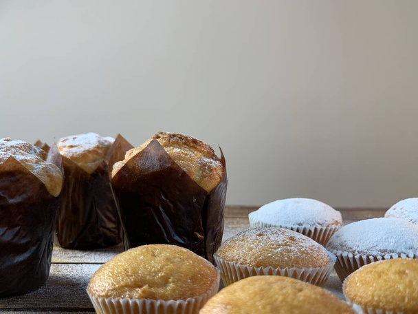 Muffins saupoudrés de sucre en poudre, gros plan
 - Photo, image