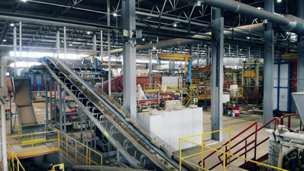 Μονάδα μεταφοράς εργοστασίου παραγωγής τούβλων - Πλάνα, βίντεο
