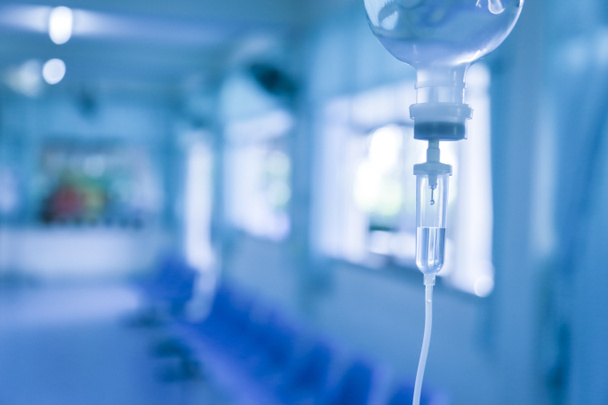 4流体静脈内液滴生理食塩水点滴病院の部屋を設定します。,医学的概念,治療緊急および注射薬注入ケア化学療法,概念.青の光背景,選択的焦点  - 写真・画像