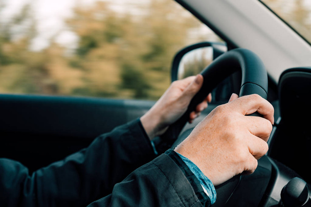 Female hands on steering wheel - Foto, afbeelding