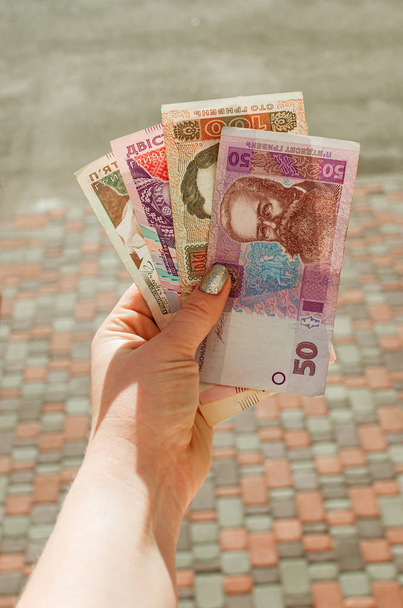naisten käsi omistaa 500, 200, 100, 50 hryvnia laskun vastaan str
 - Valokuva, kuva