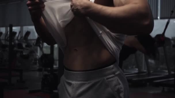 Fitness guy showing abs muscles - Video, Çekim