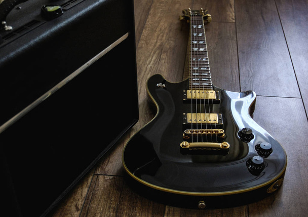 schwarze E-Gitarre für Rock - Foto, Bild