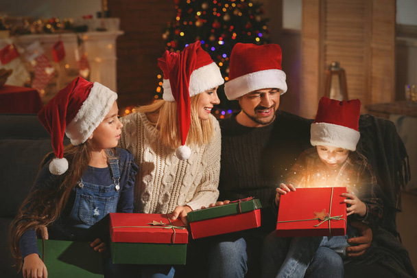 Familia feliz con regalos de Navidad en casa
 - Foto, imagen